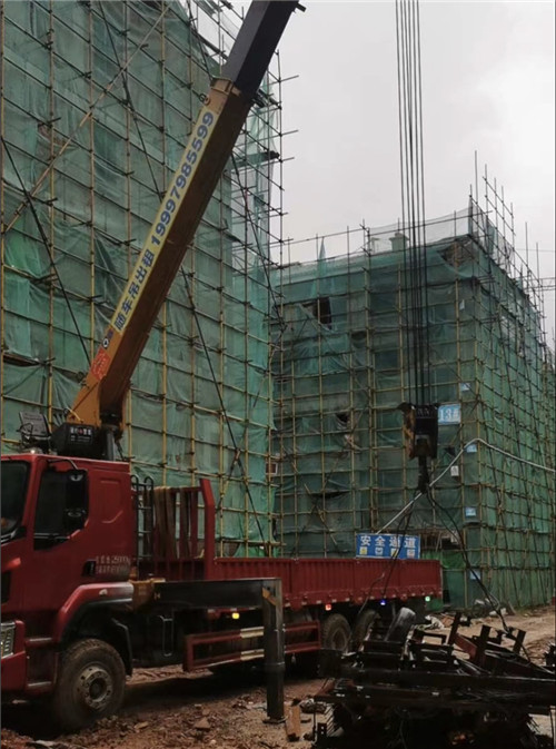 黔江区“慢工细活”—— 吊车的 “微动控制” 技术