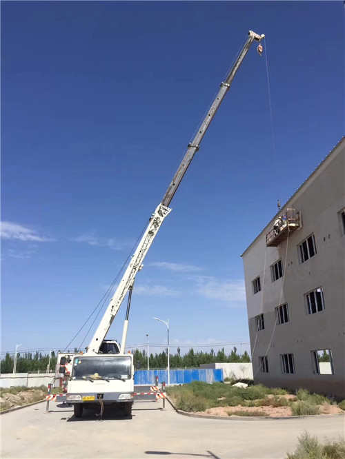 黔江区“轻装强干”—— 吊车的 “轻量化臂架” 技术